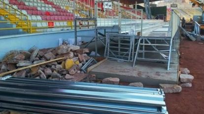 Tribün montajı başladı, kulelere devam