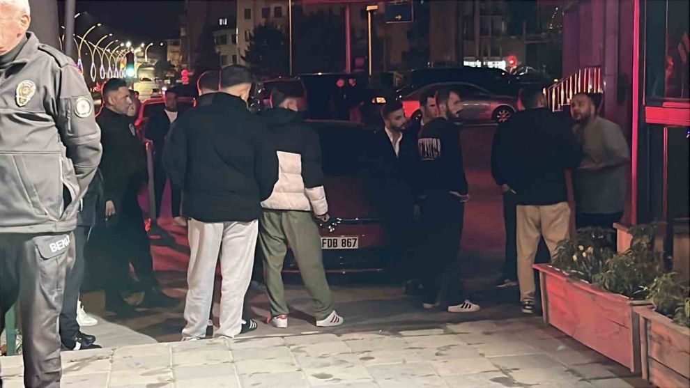 Bolu’da gece saatlerinde çorbacıda çıkan bıçaklı kavgada 2 kişi yaralandı.