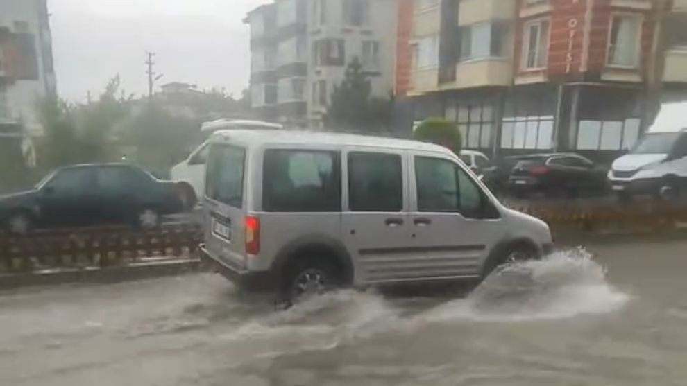 Bolu’da sağanak hayatı felç etti: Sokaklar göle döndü