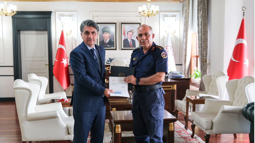 Jandarma Asayiş Vakfı Bolu Temsilciliği Onursal Başkanı Belgesi Bolu Valisi Abdulaziz Aydın'a...