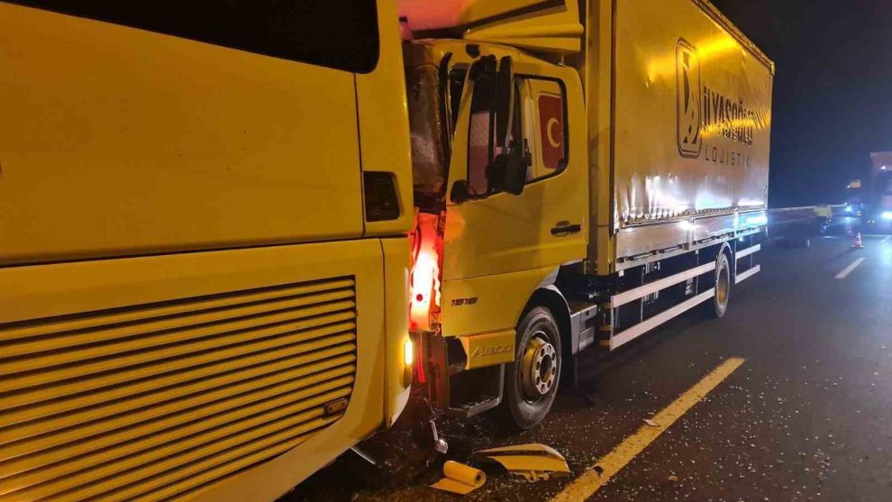TEM'de lastiği patlayan otobüse kamyon çarptı: 1 yaralı