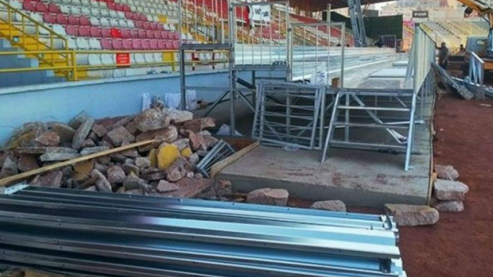 Tribün montajı başladı, kulelere devam