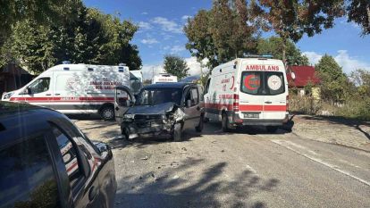 Bolu'da iki araç çarpıştı: 4'ü çocuk 5 yaralı
