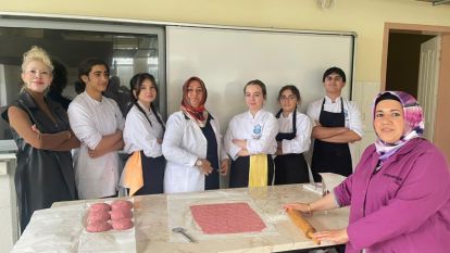 Doğal vitamin ve hastalıklara karşı etkili Ürün "Kızılcık"  Usta ellerde şekilleniyor...