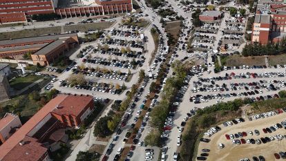 Gelişigüzel park eden araçlar ulaşımı aksatıyor