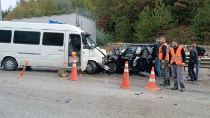 Karşı şeride geçen minibüsle otomobil kafa kafaya çarpıştı: 1 yaralı