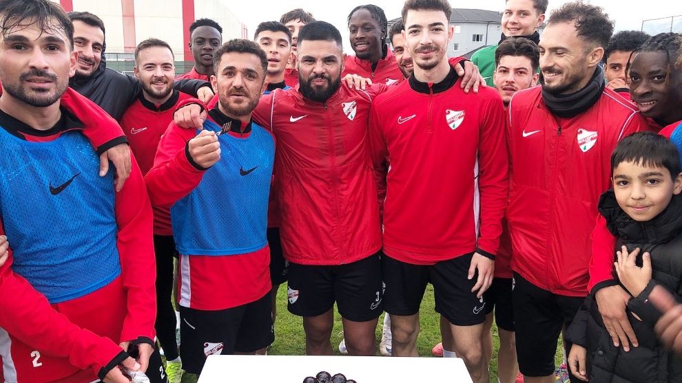Boluspor iki futbolcusunun doğum gününde pasta kesti...