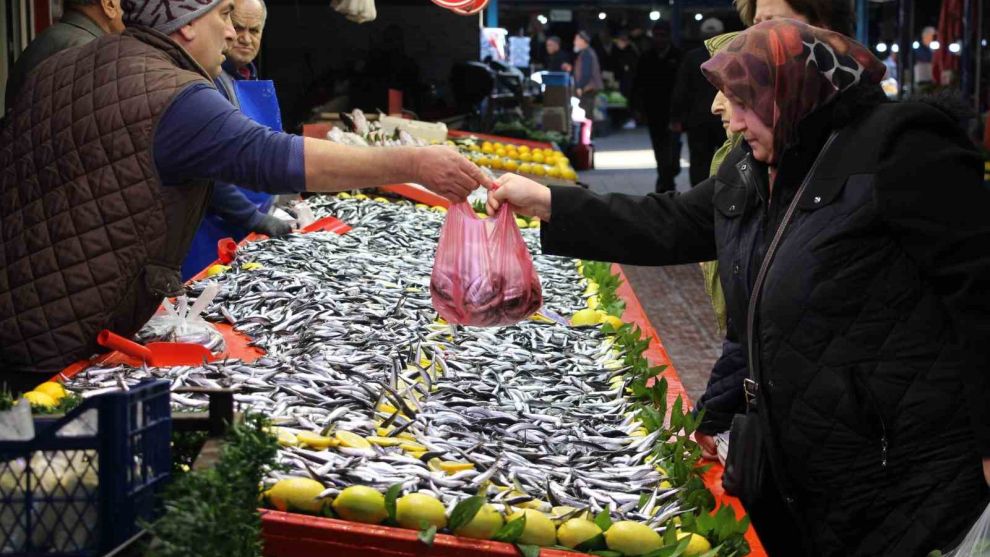 Fiyatı düşen hamsiye talep arttı: 