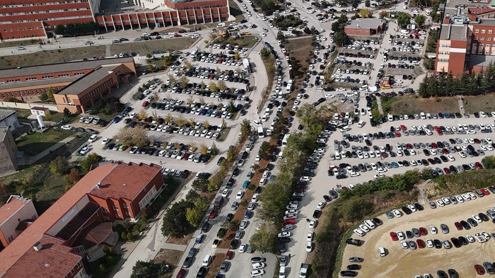 Gelişigüzel park eden araçlar ulaşımı aksatıyor