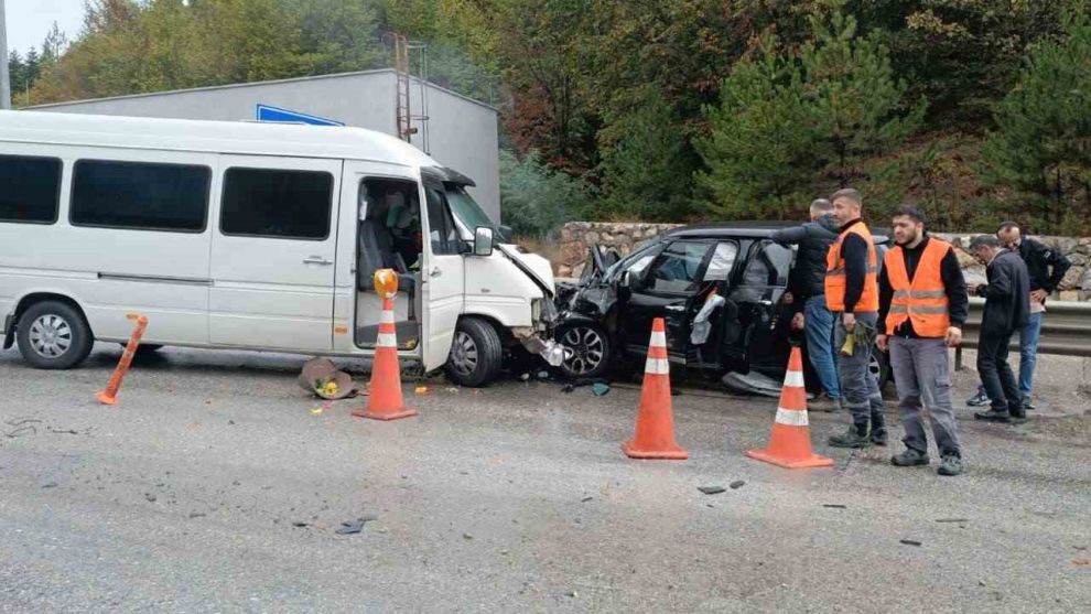 Karşı şeride geçen minibüsle otomobil kafa kafaya çarpıştı: 1 yaralı
