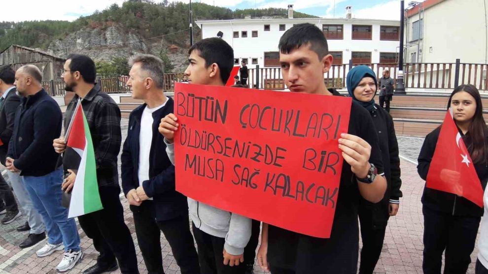 Lise öğrencileri Gazze için yürüdü