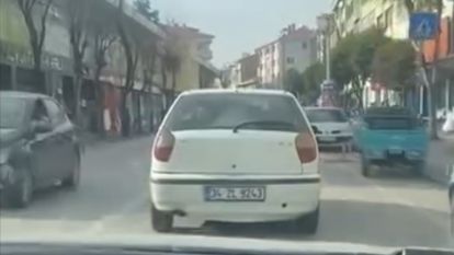 Araçtan sokağa broşür fırlatan kişi, ceza yedi