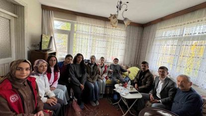 Üniversiteli gençler Bolu'nun asırlık çınarıyla buluştu