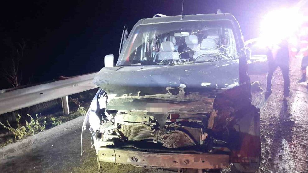 Bolu'da bariyerlere çarpan hafif ticari araç sürücüsü yaralandı