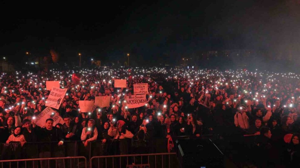 Bolu'da binlerce kişi, Manga konserinde Cumhuriyet coşkusunu yaşadı