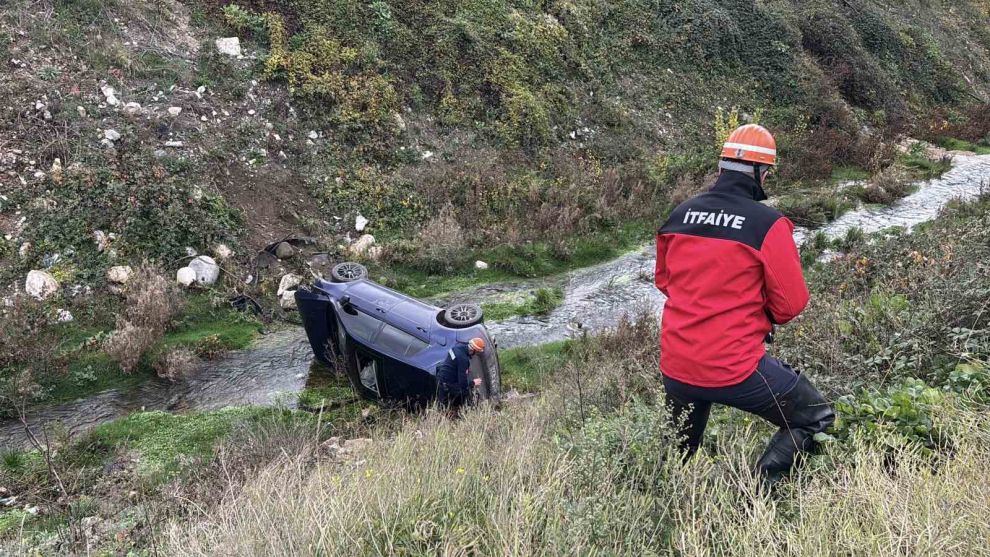 Bolu'da kontrolden çıkan otomobil, dereye uçtu: 2 yaralı
