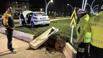 Bolu'da kontrolden çıkan otomobil refüje çarptı