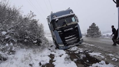 Karlı yolda, tır şarampole devrildi