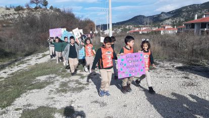 Mudurnu'da öğrenciler erozyon farkındalığı için yürüdü
