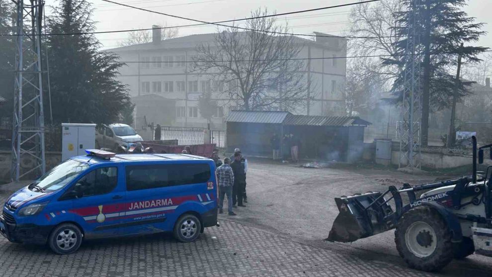 Köyün giriş çıkışında lastik yaktılar