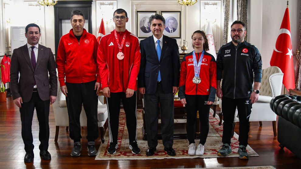 Milli Sporcularımız Bolu Valisi Abdulaziz Aydın'ı ziyaret etti...