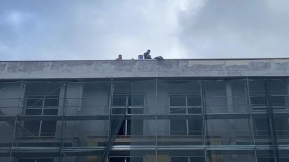 Bolu'da okul inşaatında işçiler parasını alamayınca çatıya çıktı