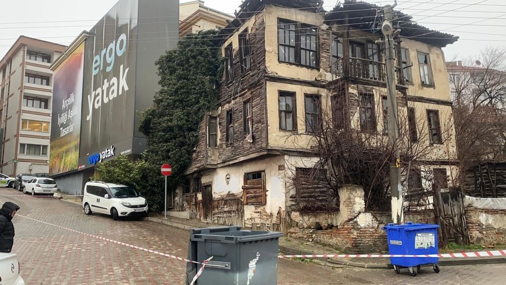 Bir otomobil hasar aldı