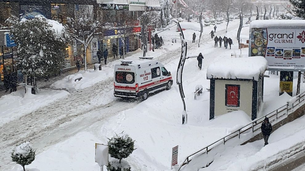 Bolu'da bir ambulansın karla imtihanı kamerada