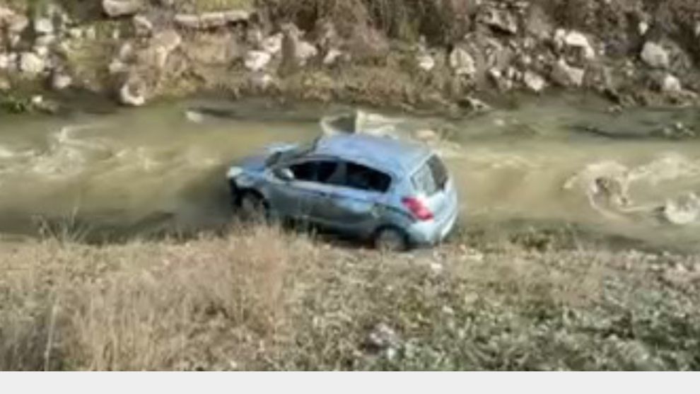 Bolu'da kontrolden çıkan otomobil, dereye uçtu: 3 yaralı