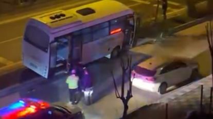 Bolu'da kontrolden çıkan halk otobüsü refüje çıktı, ağaca çarparak durabildi