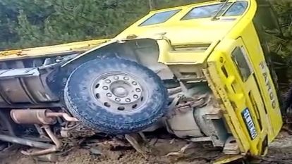 Bolu'da lastiği patlayan hafriyat kamyonu devrildi: 1 yaralı