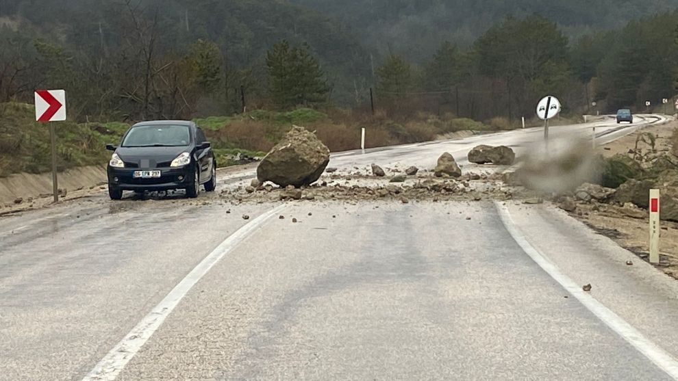 Bolu'da dağdan kopan kayalar yola indi