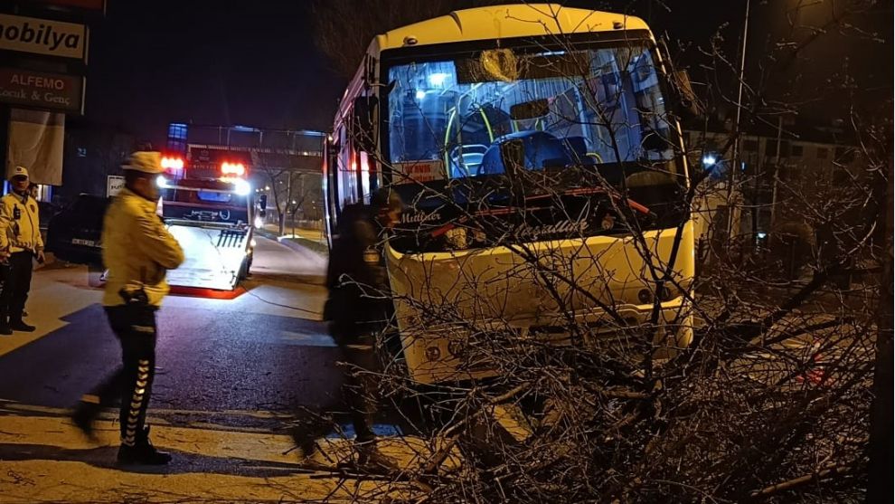 Bolu’da kontrolden çıkan halk otobüsü refüje çıktı, ağaca çarparak durabildi