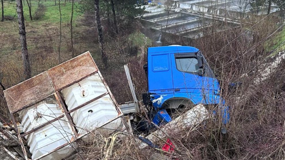 Bolu'da tır şarampole devrildi, elektrik direği zarar gördü