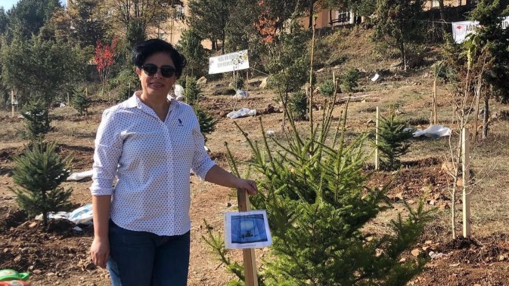 Mezar başında kalp krizi geçiren anne hayatını kaybetti