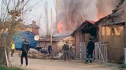 Bolu'da iki katlı ahşap ev ve ahır alev alev yandı