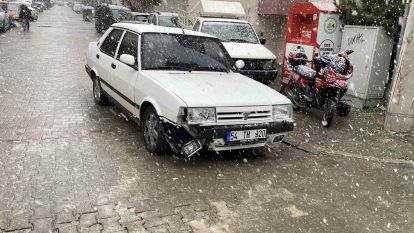 Bolu'da ters yönden gelen motosiklet 2 otomobile çarptı