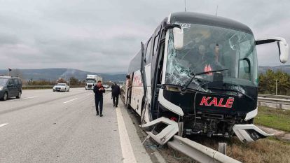 Bolu'da yolcu otobüsü ile çarpışan tır refüje savruldu