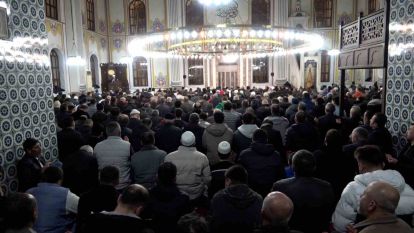 Camiler doldu taştı