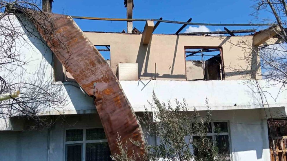 Bolu'da 2 katlı ev alevlere teslim oldu