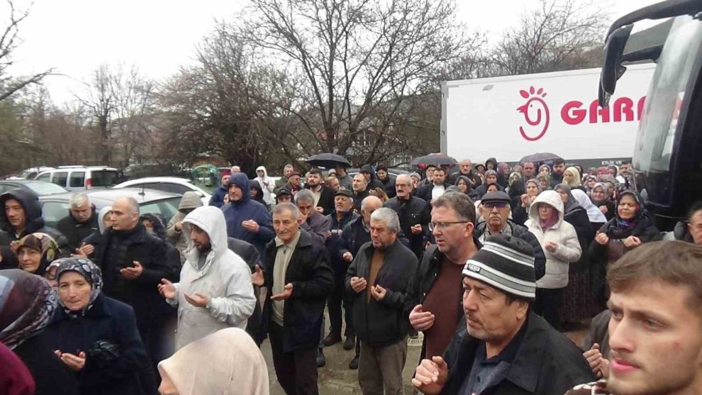 Bolu'da 37 kişilik umre kafilesi dualarla uğurlandı