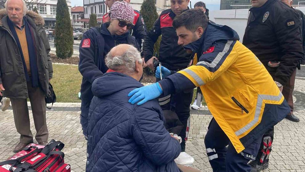 Bolu'da bankta oturan erkeğe sözlü tacizde bulunduğu iddia edilen yaşlı adam darp edildi