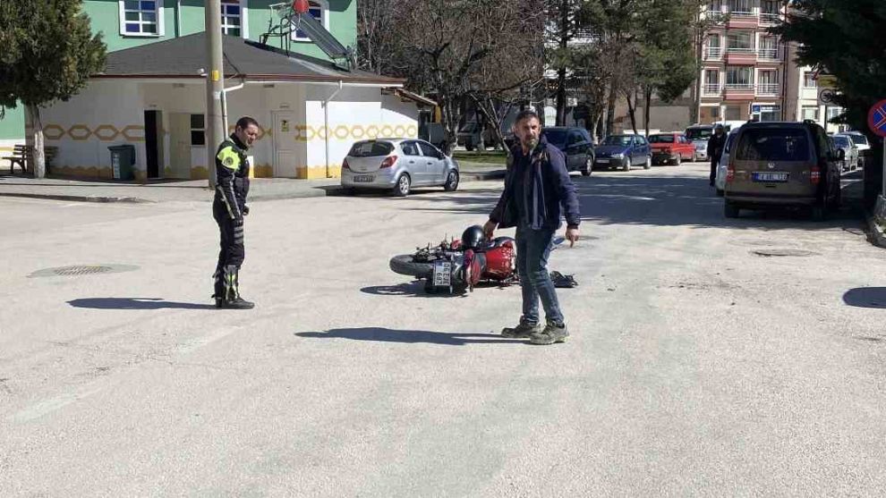 Bolu'da hafif ticari araç ile motosiklet çarpıştı