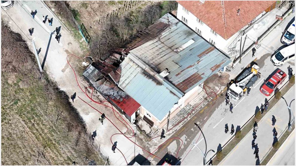 Bolu'da mobilya atölyesiyle bitişikteki ev alevlere teslim oldu