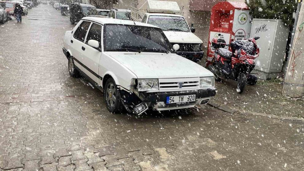 Bolu’da ters yönden gelen motosiklet 2 otomobile çarptı