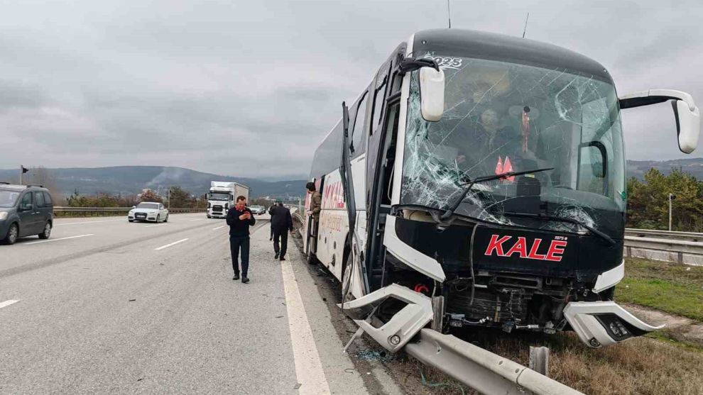 Bolu'da yolcu otobüsü ile çarpışan tır refüje savruldu
