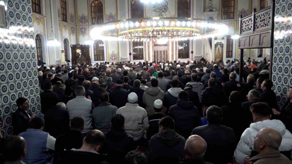 Camiler doldu taştı