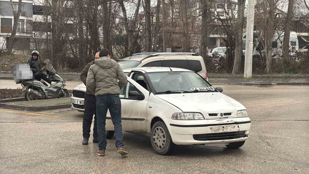 Dönel kavşakta motosiklet ile otomobil çarpıştı