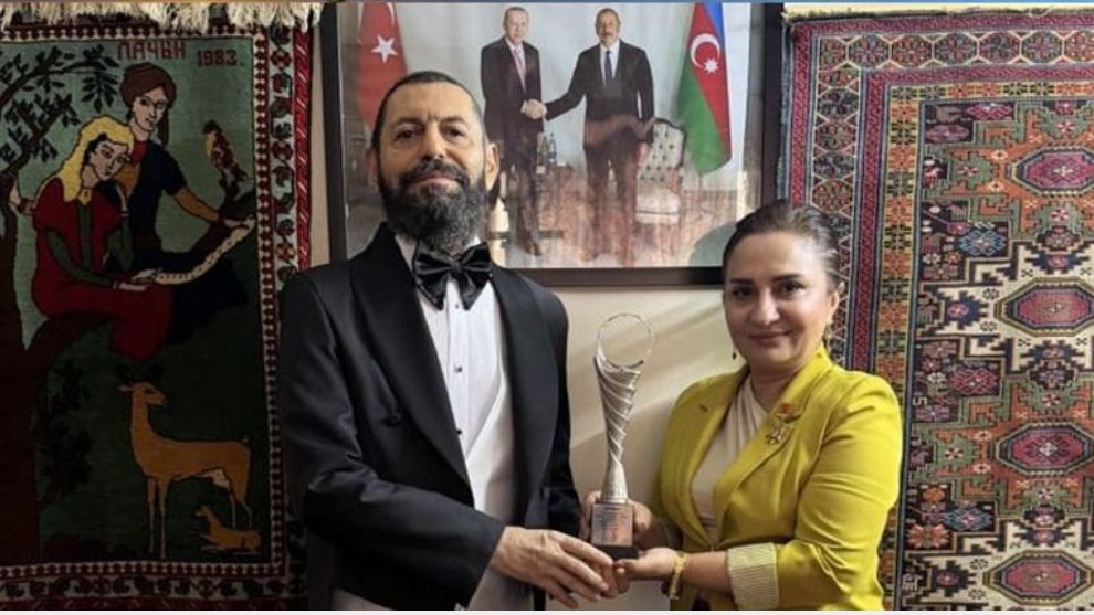 Dünyaca Ünlü Yazar Akif Manaf'a Anlamlı Ödül: “Barış Sanatı Ödülü”