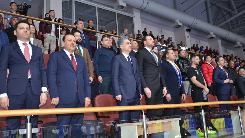 Kupayı Federasyon Başkanı Verdi...